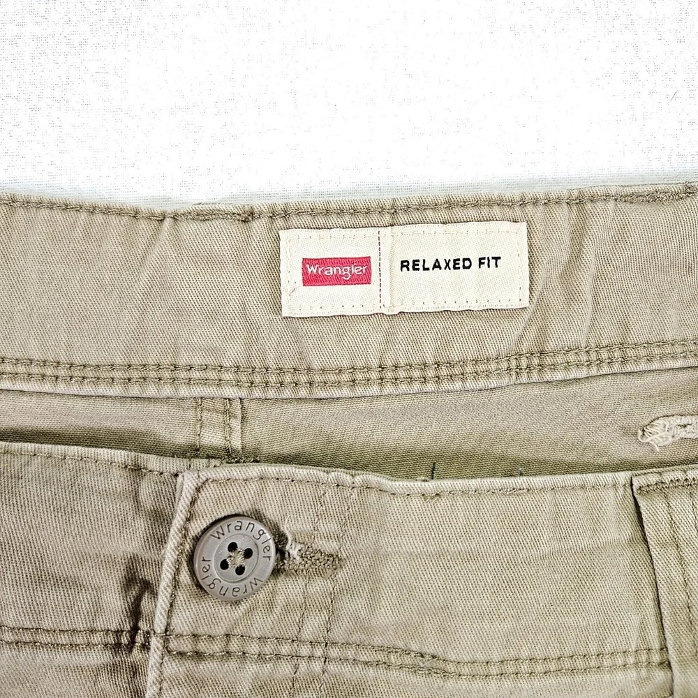 Wrangler Men's Relaxed Fit Cargo Shorts Size 38 x 9 Khaki Pockets Classic Casual